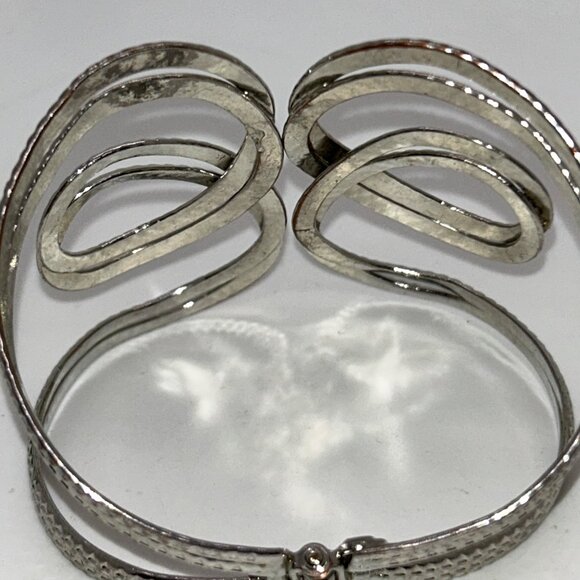 Vintage-Inspired Silver-Tone Openwork Hinged Bracelet Elegant Design - Picture 7 of 9